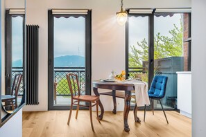 Apartamento, vistas a la ciudad | Cocina privada | Microondas, placa de cocina, hervidor eléctrico y utensilios de cocina