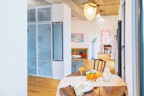 Departamento, vista a la ciudad | Área de sala de estar | Televisión LED de 42 pulgadas con canales digitales 