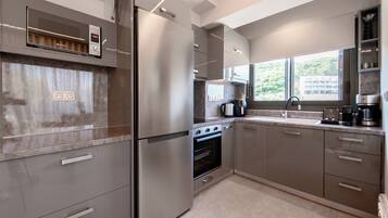 Jääkaappi, mikroaaltouuni, uuni, liesi