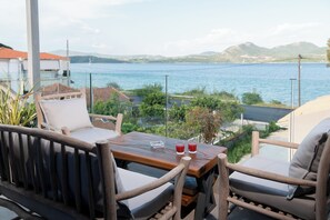 Outdoor dining - Seaside Suite 4 -Modern & Comfort (Episkopos)