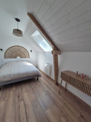 3 bedrooms, WiFi, bed sheets - Charming, quiet farmhouse for 6 people (Brech)