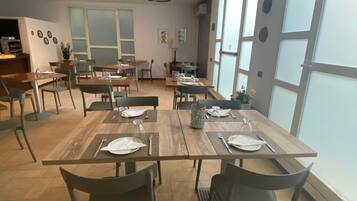 Café da manhã com buffet grátis todos os dias