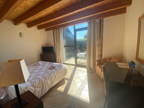 Basic Apartment | In-room safe, soundproofing, iron/ironing board, free WiFi