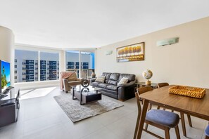 Apartment - Ocean Comfort With Balcony and Pool (Miami)