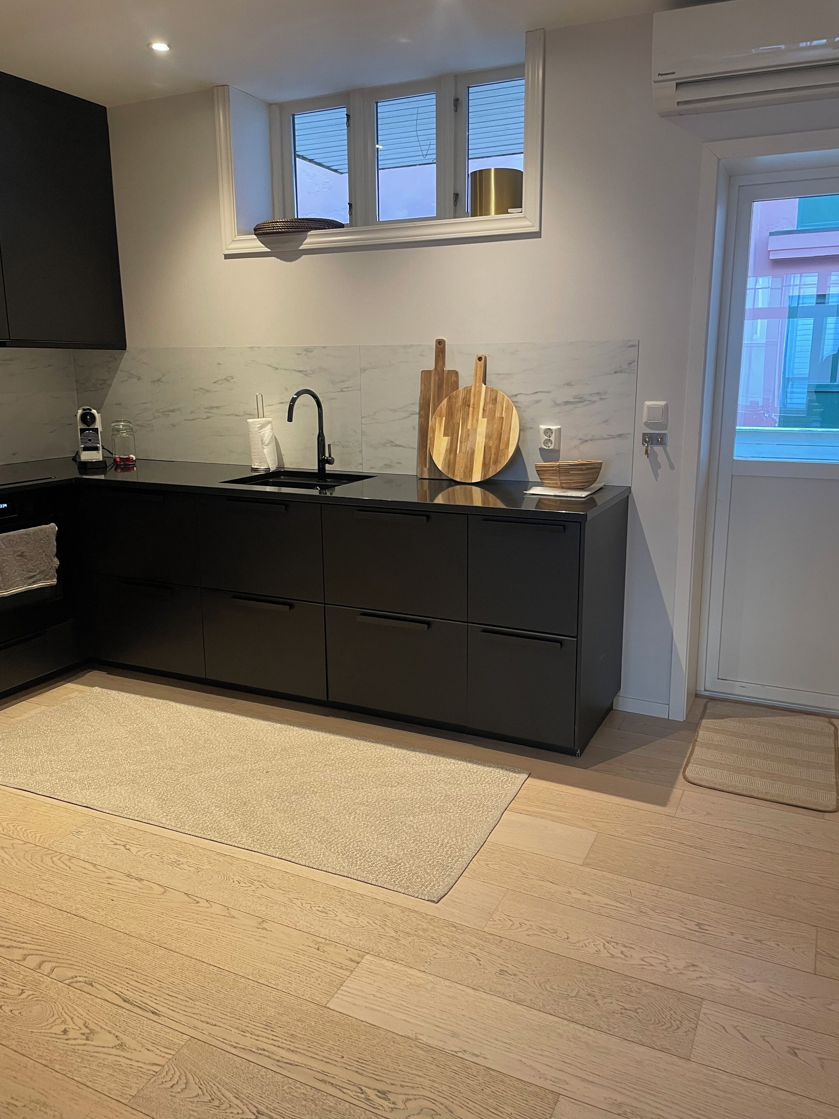 Kjøleskap, ovn, kokeplater og oppvaskmaskin