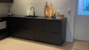 Fridge, oven, stovetop, dishwasher