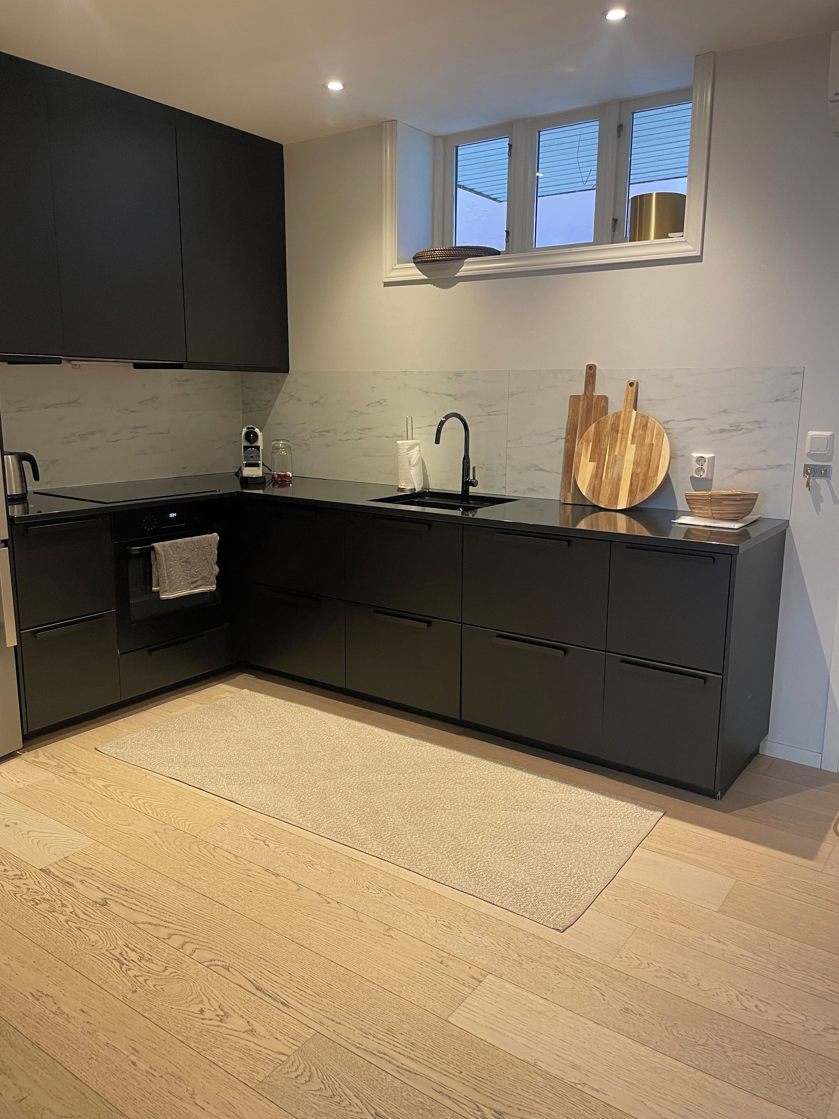 Kjøleskap, ovn, kokeplater og oppvaskmaskin