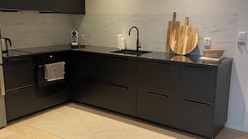 Kjøleskap, ovn, kokeplater og oppvaskmaskin