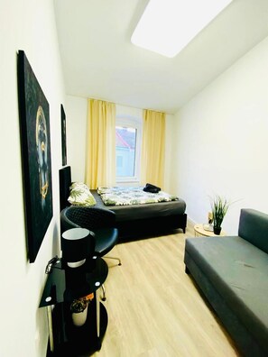 Basic Room | Iron/ironing board, free WiFi - 7BR Apt for 15P Near Schönbrunn (Vienna)