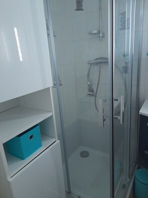 Towels, soap, toilet paper - For rent studio cabin sleeps 4 (Roquebrune-sur-Argens)