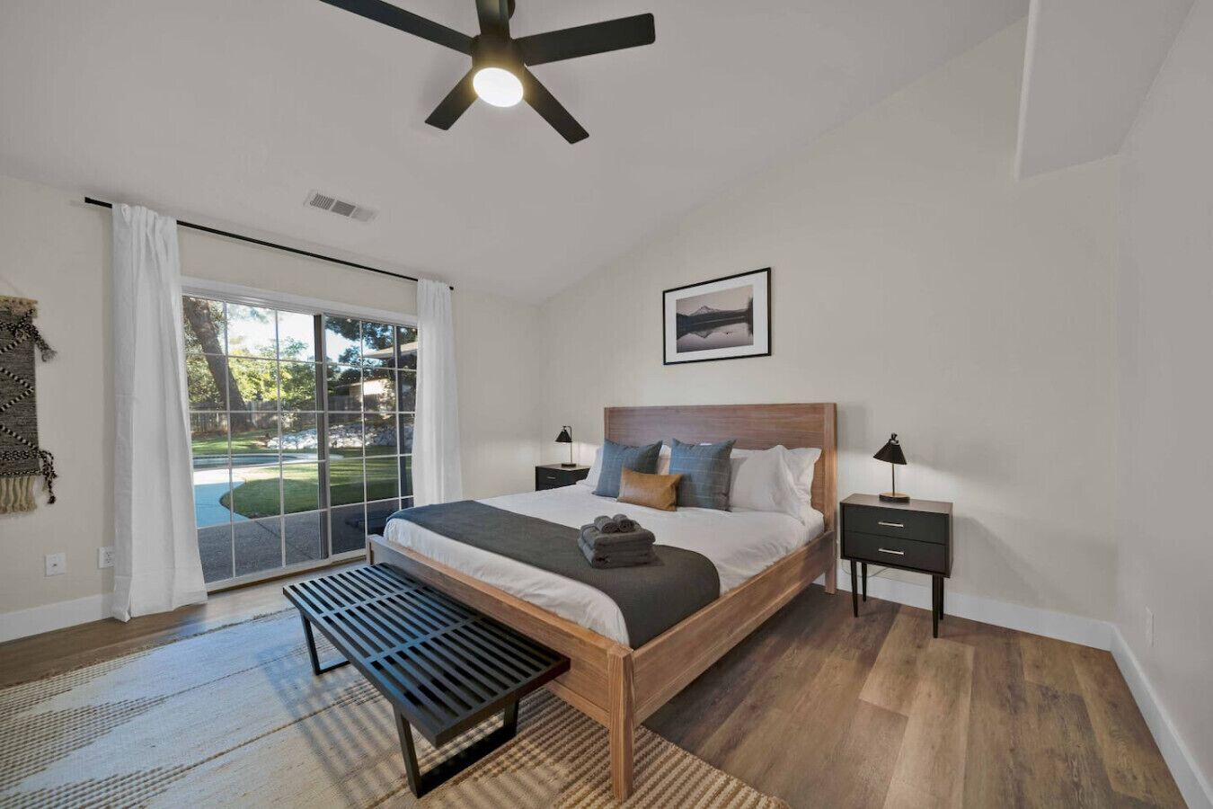 3 slaapkamers, een bureau, een strijkplank/strijkijzer, reisbedje