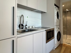 Tam boy buzdolabı, mikrodalga fırın, elektrikli su ısıtıcısı 