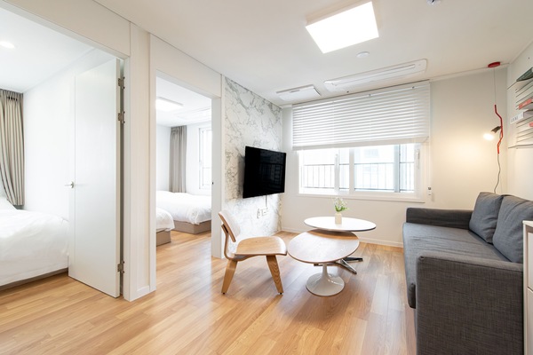 Quarto duplo conforto, várias camas, para não fumantes | Área de estar | TV