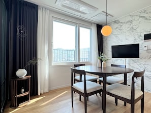 Habitación estándar con 2 camas individuales, 2 camas dobles, no fumadores | Zona de estar | Una televisión