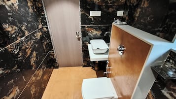 Luxury Double Room | Bathroom | Towels, soap, shampoo, toilet paper