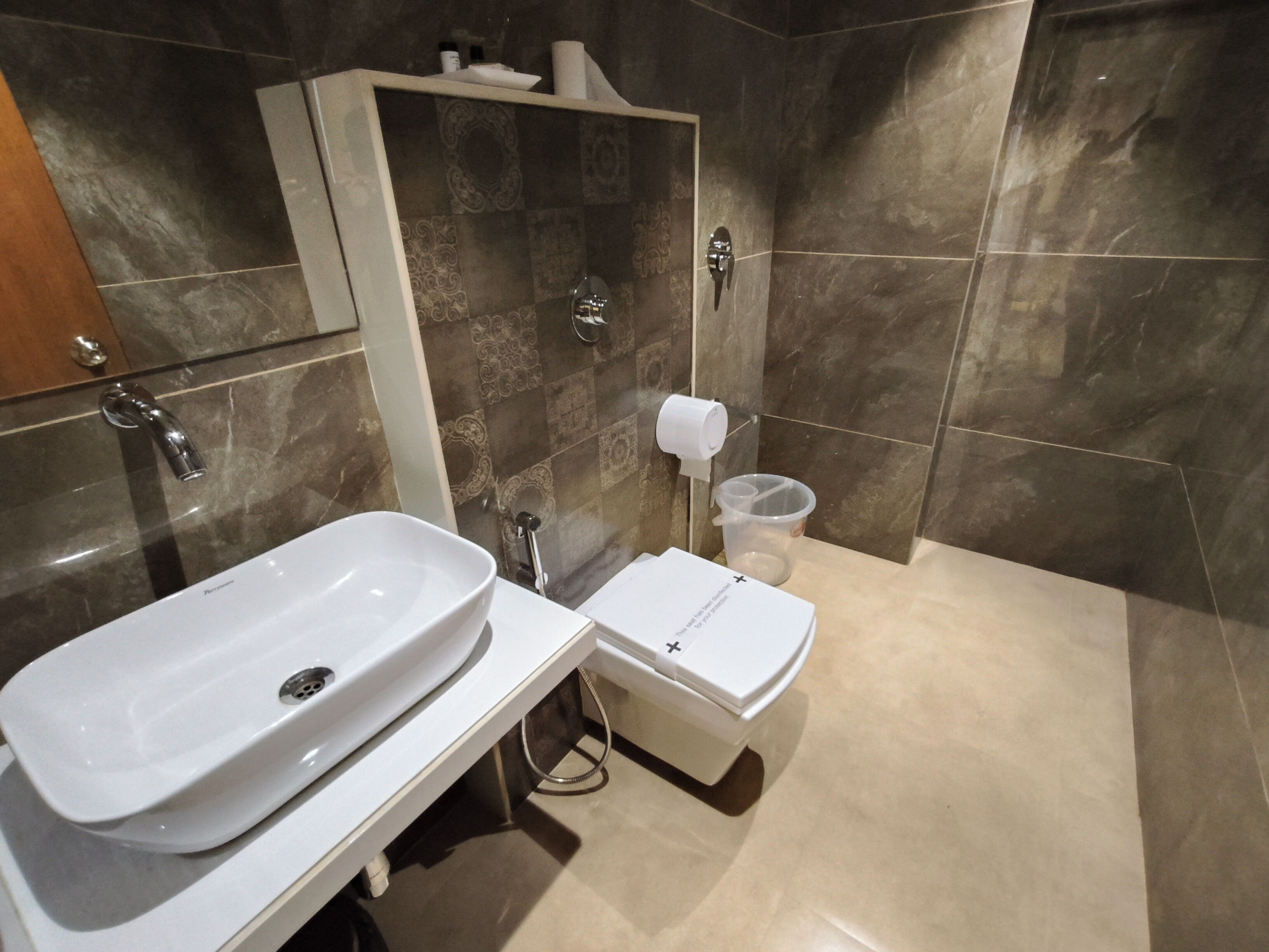 Un baño con lavabo blanco, inodoro y zona de ducha.