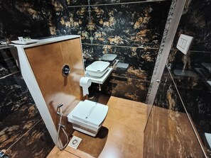 Toallas, jabón, shampoo, papel higiénico