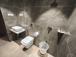 Habitación Deluxe doble | Baño | Toallas, jabón, champú y papel higiénico