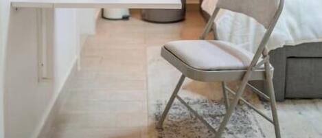 1 habitación, escritorio, tabla de planchar con plancha y wifi