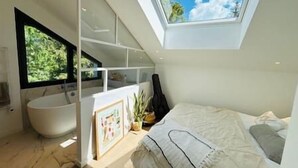 4 habitaciones, escritorio y tabla de planchar con plancha