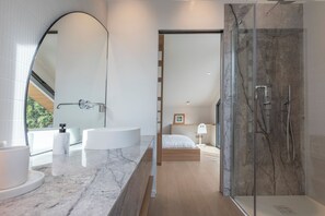 Dusche, Haartrockner, Handtücher, Toilettenpapier