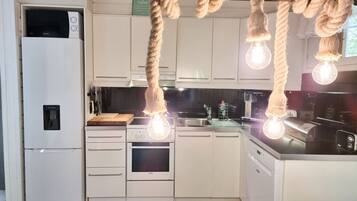 Kühlschrank, Mikrowelle, Ofen, Herdplatte