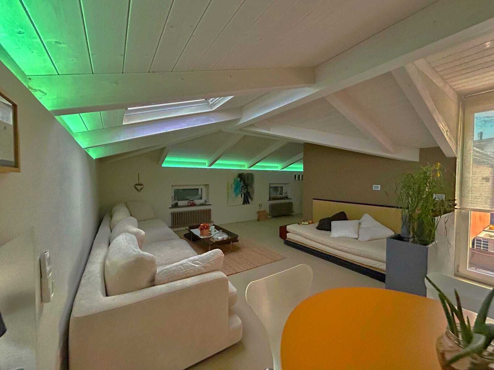 Smart TV, caminetto, videogiochi, libri