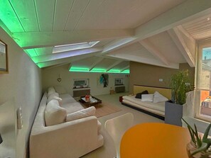 Smart-TV, Kamin, Videospiele, Bücher