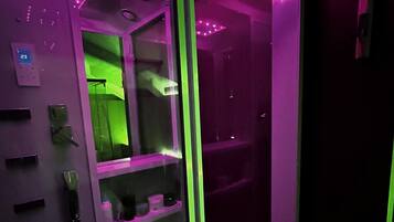 Dusche, umweltfreundliche Kosmetikartikel, Haartrockner, Bidet