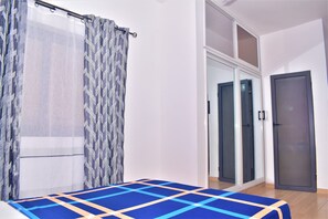2 bedrooms, iron/ironing board, WiFi