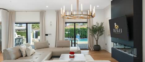 4 عدّة غرف نوم ومكتب وخدمة الإنترنت