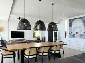 Villa, vista al mar | Comedor