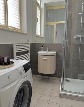 Sèche-cheveux, serviettes fournies, papier toilette