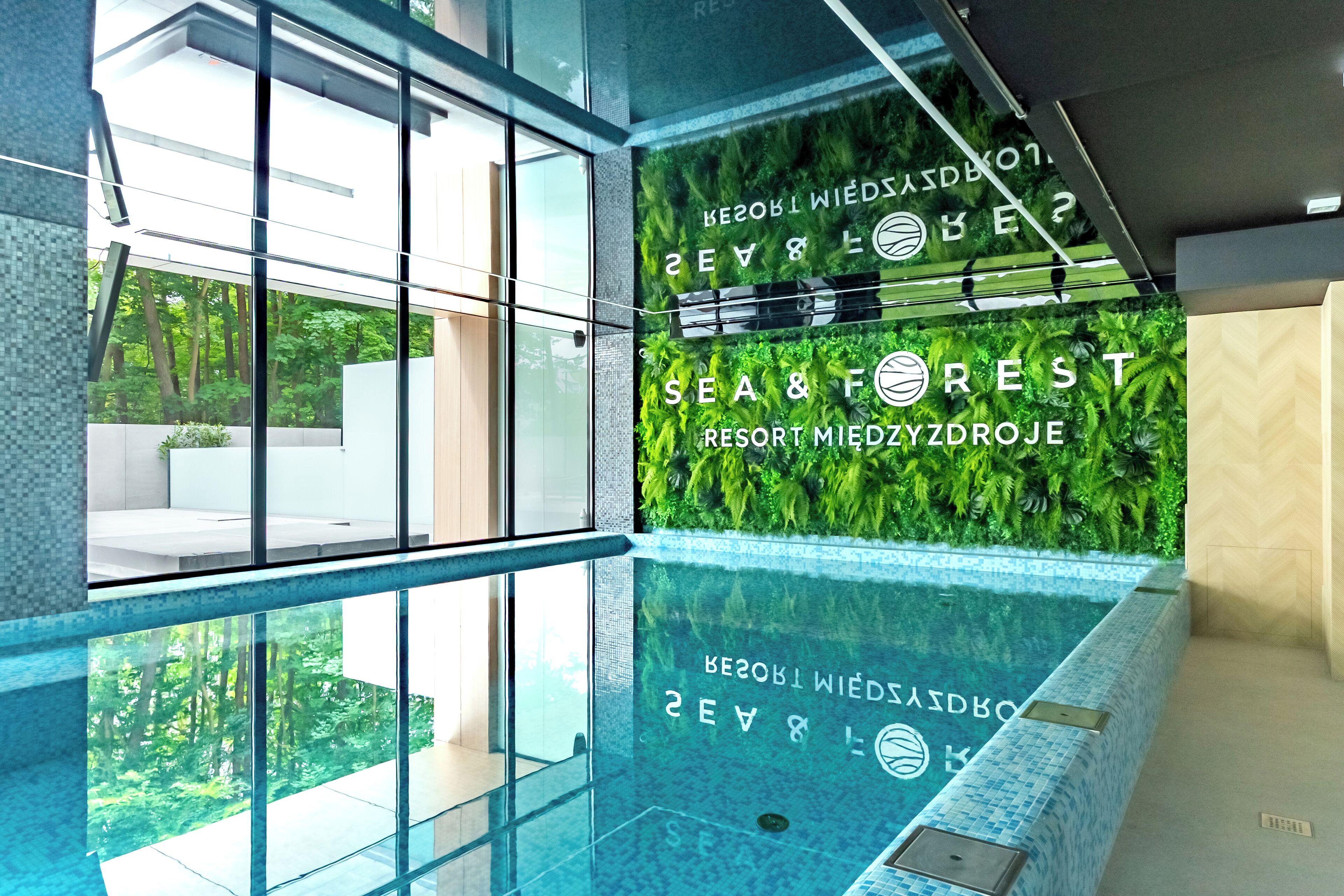 Kolam renang indoor dan kolam renang outdoor, dengan kursi berjemur