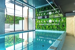 Εσωτερική πισίνα, εξωτερική πισίνα, ξαπλώστρες