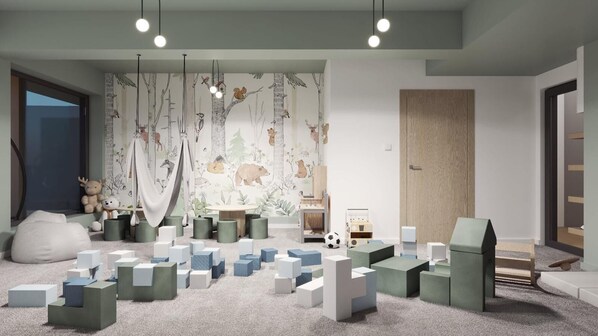 Uma sala de brincar infantil moderna, com papel de parede com tema de floresta, estruturas de recreação geométricas e um espaço de estar aconchegante.