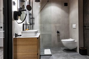 Presidential Suite, City View | Egyptian cotton sheets, premium bedding, memory foam beds, minibar - Hotel Helm (Niš)