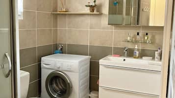 Douche, sĂšche-cheveux, papier toilette