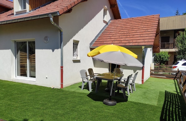 Outdoor dining - Family home in Chabottes (Chabottes)