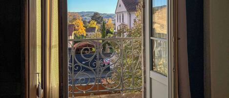 Soundproofing, free WiFi, bed sheets