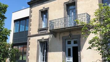 Vista frontal de la propiedad