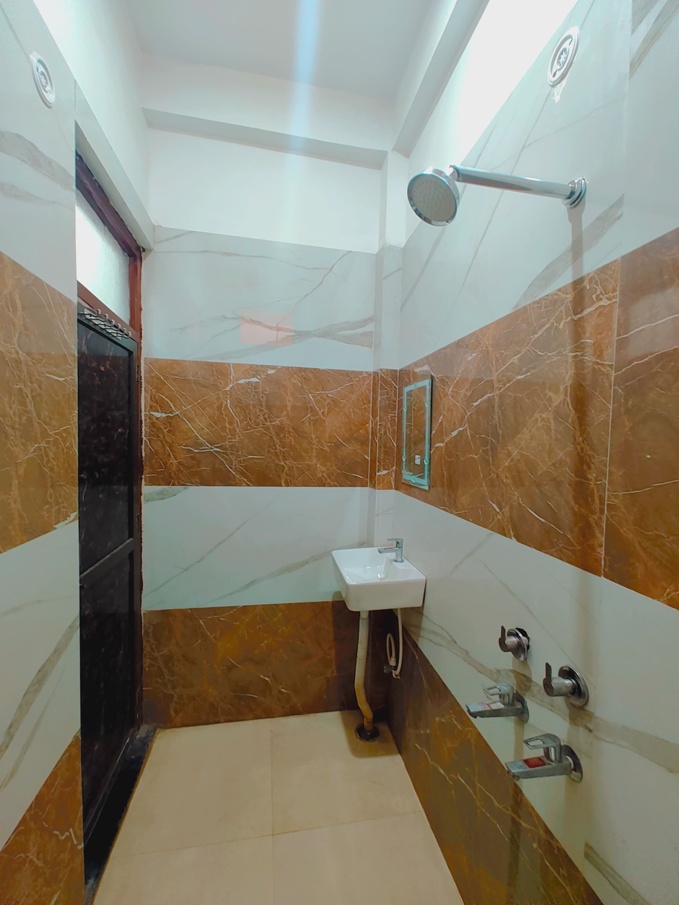 Deluxe Single Room | Bathroom | Shower, free toiletries, slippers, towels