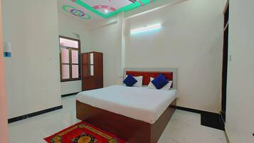 Deluxe Single Room | In-room safe, desk, soundproofing, iron/ironing board