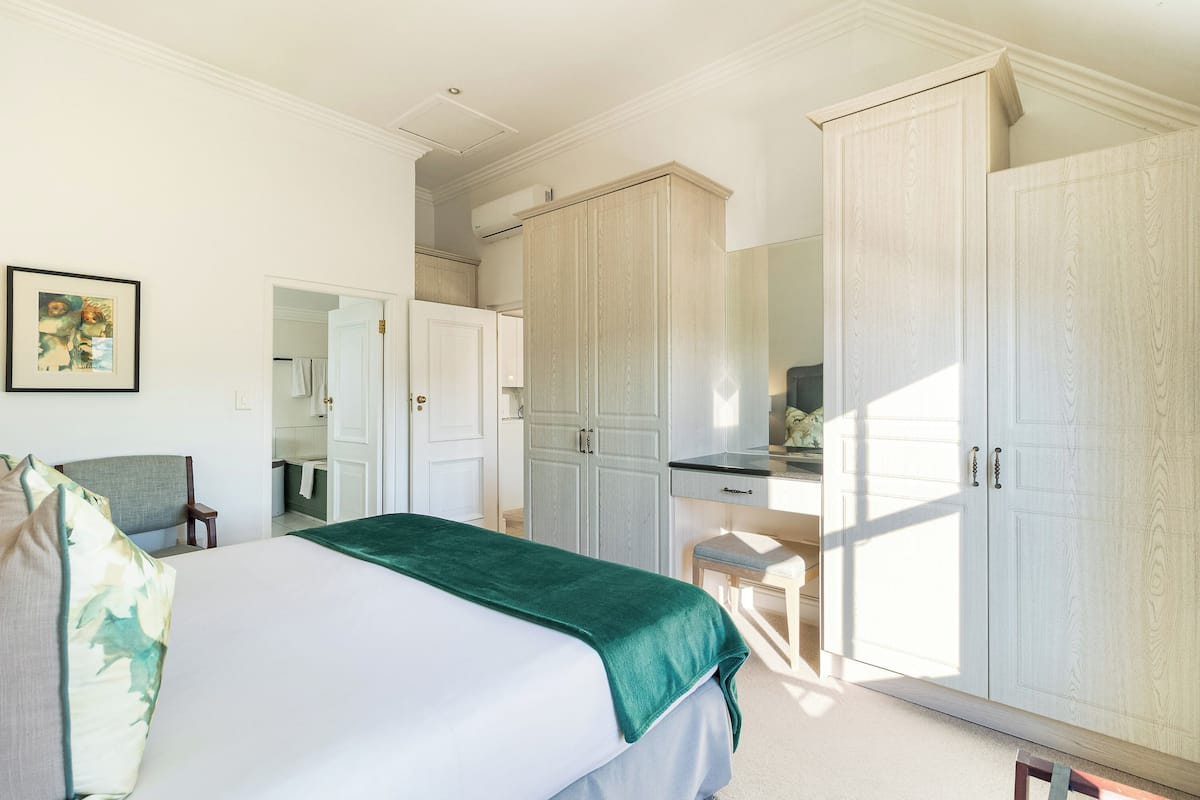 Business Villa | In-room safe, laptop workspace, iron/ironing board, WiFi (free)