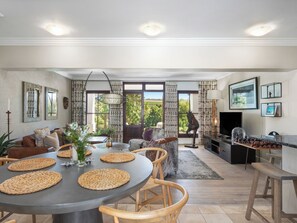 スーペリア ヴィラ | 客室内のダイニングエリア