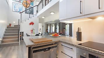 บ้านดีลักซ์, 4 ห้องนอน, เครื่องปรับอากาศ, วิวสวน | ครัวส่วนตัว | ตู้เย็นขนาดใหญ่, ไมโครเวฟ, เตาอบ, เตาประกอบอาหาร