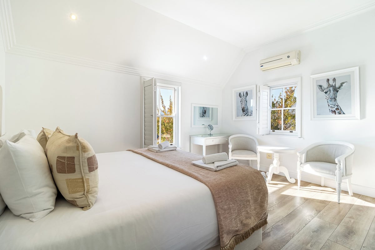 Economy House | In-room safe, laptop workspace, iron/ironing board, WiFi (free)