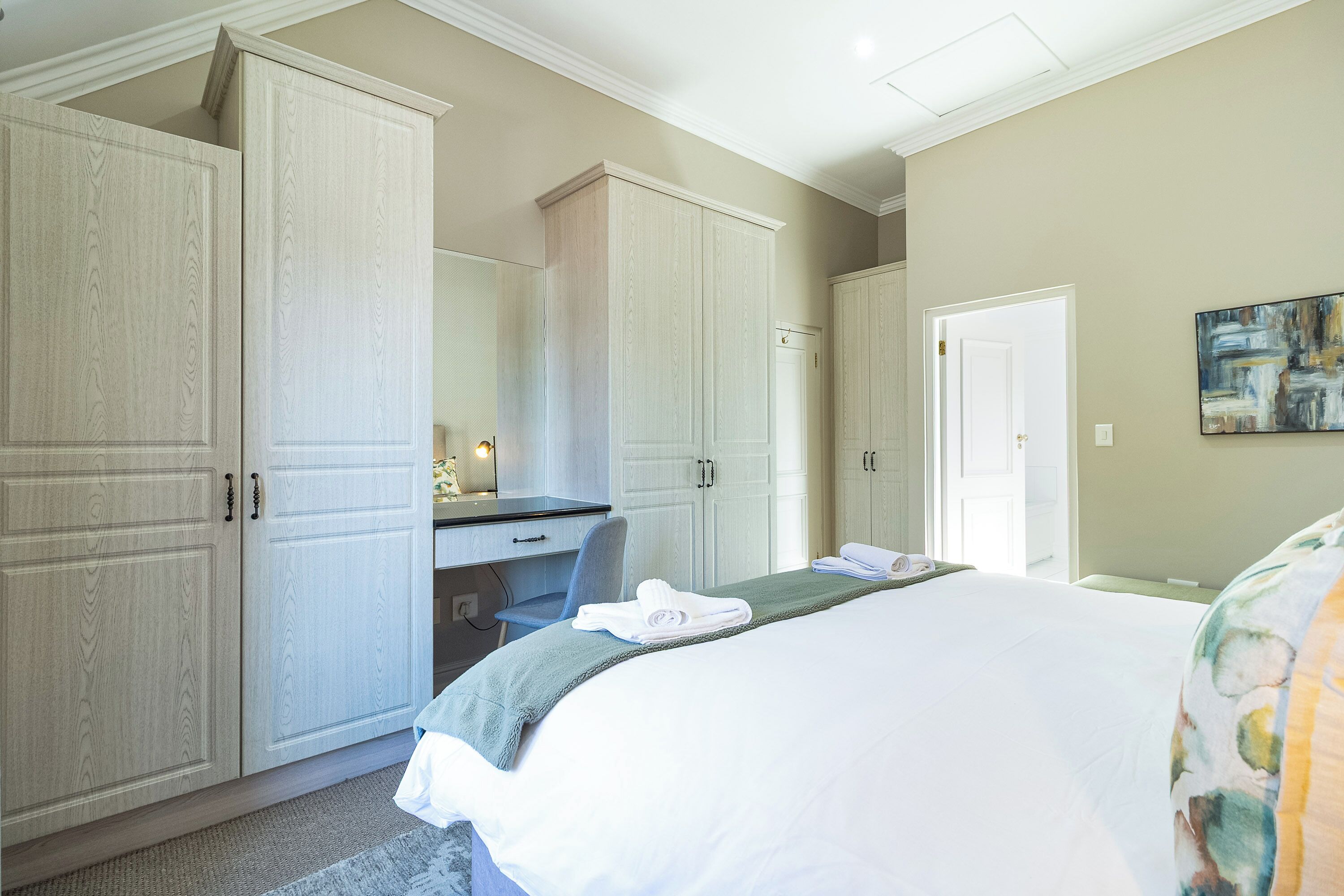 Junior Suite | In-room safe, individually decorated, individually furnished