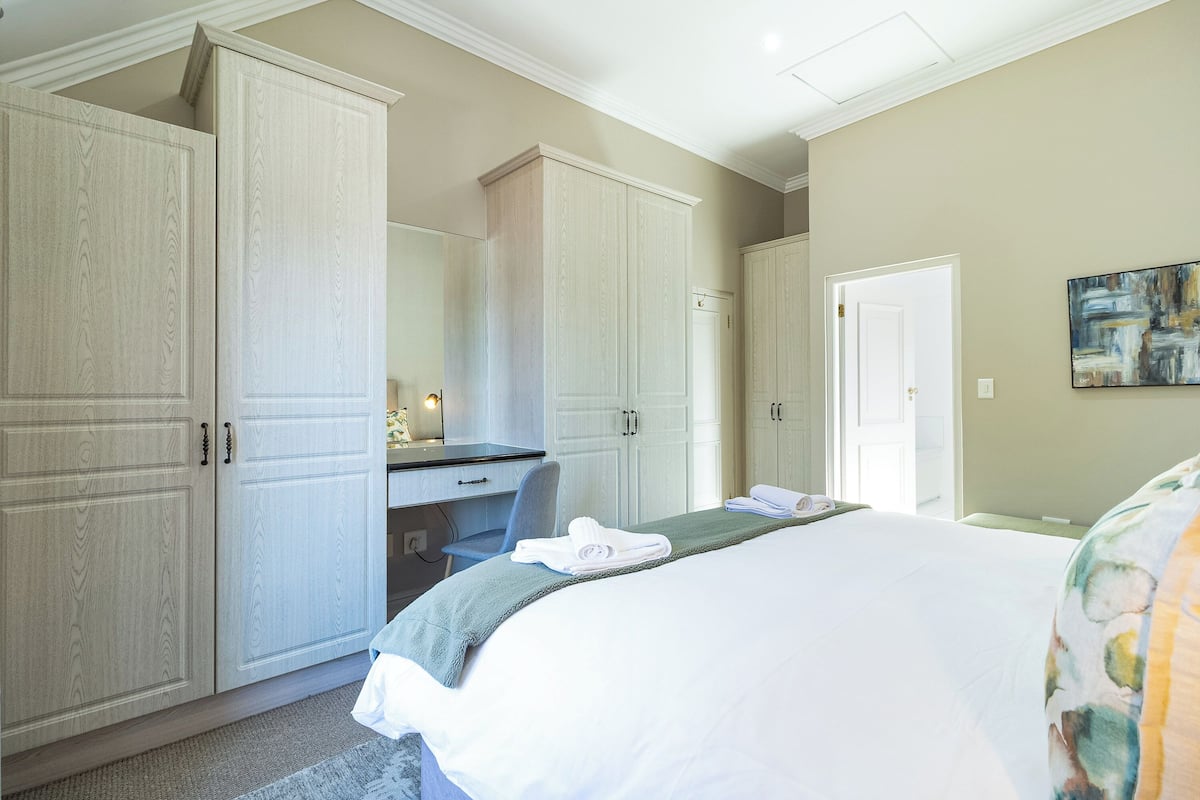 Junior Suite | In-room safe, laptop workspace, iron/ironing board, WiFi (free)
