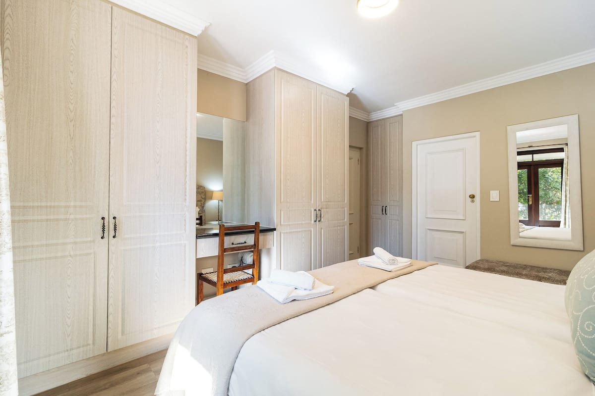 Business House | In-room safe, laptop workspace, iron/ironing board, WiFi (free)